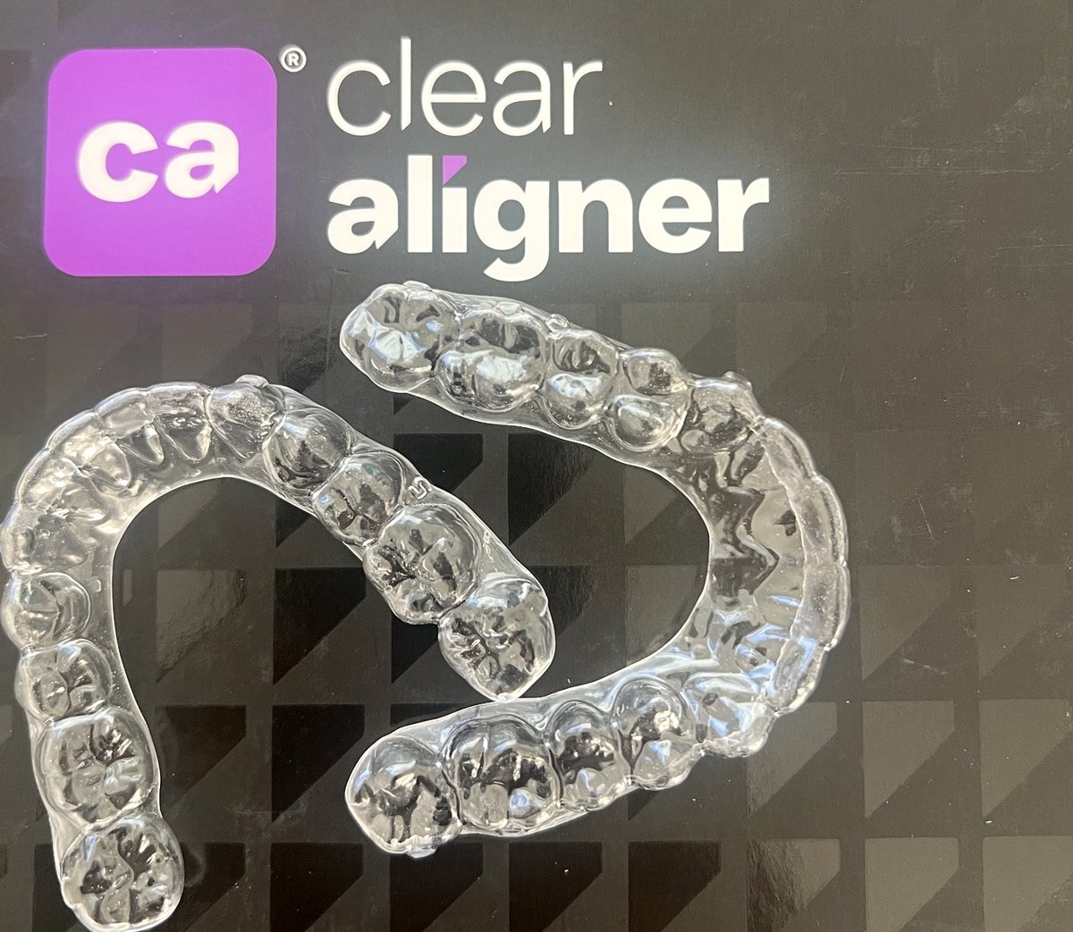 Par de alinhadores Clear Aligner sobre a caixa da marca